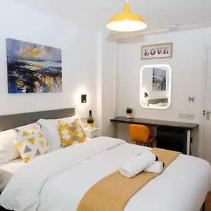 New Luxury In The Heart Of Next To Shops, Cafes, Bars & Metro With Shared Bathrooms Accommodatie bij particulieren